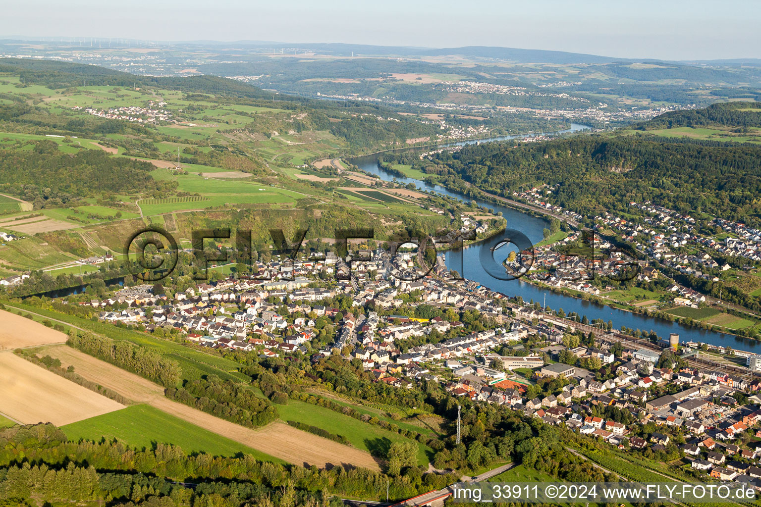 Vue aérienne de Zones riveraines le long de l'embouchure de la Sauer dans la Moselle à Wasserbillig dans le département Grevenmacher, Luxembourg