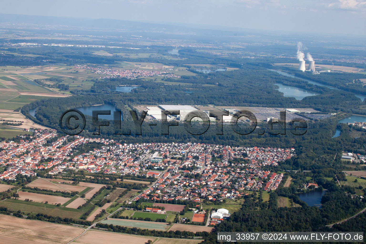 Photographie aérienne de Daimler GLC sur l'île Verte à Germersheim dans le département Rhénanie-Palatinat, Allemagne