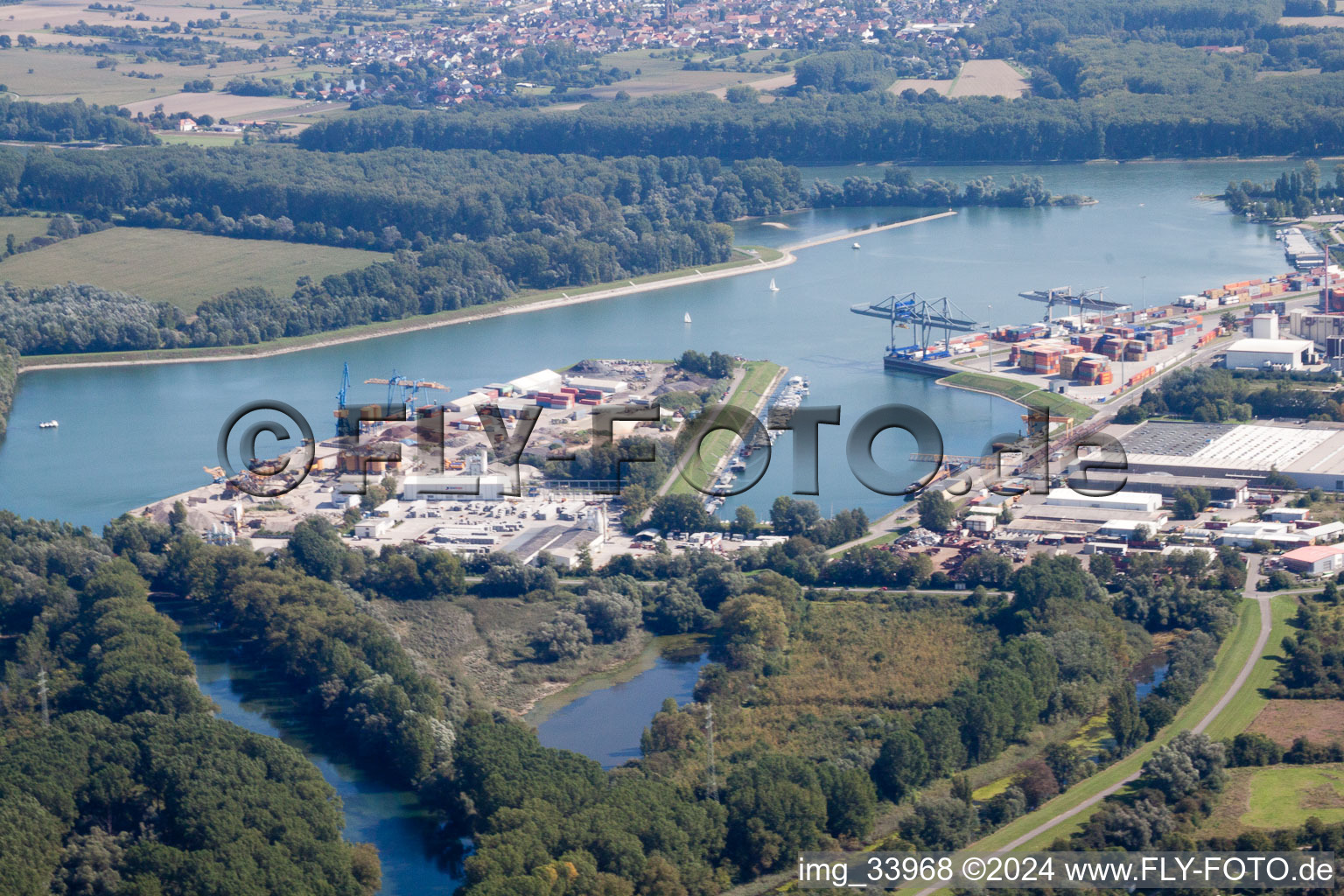 Vue aérienne de Quais et postes d'amarrage dans le bassin portuaire du port intérieur du Rhin à Germersheim dans le département Rhénanie-Palatinat, Allemagne