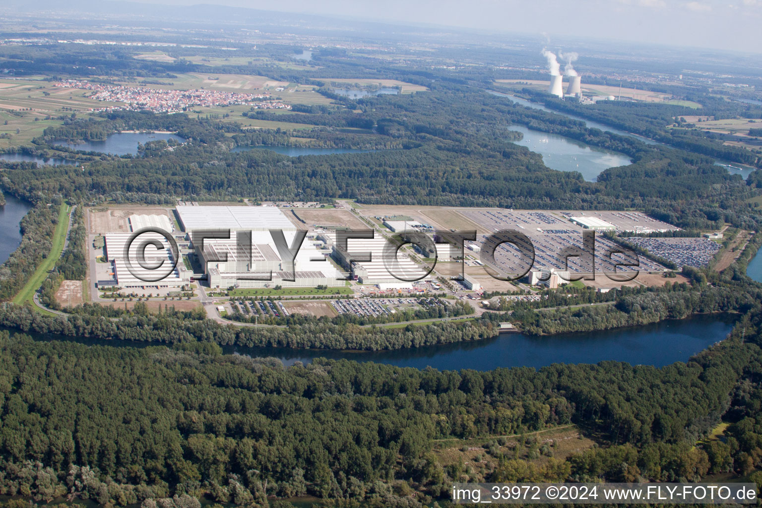 Photographie aérienne de Complexe immobilier et terrain du centre logistique mondial Daimler AG sur l'île de Grün à Germersheim dans le département Rhénanie-Palatinat, Allemagne