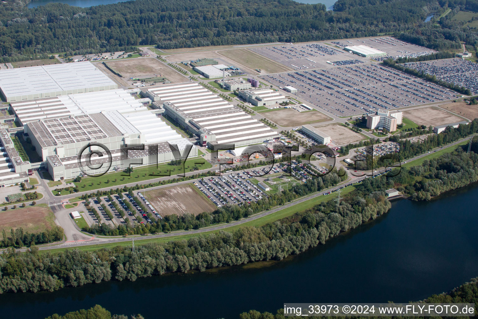 Vue oblique de Complexe immobilier et terrain du centre logistique mondial Daimler AG sur l'île de Grün à Germersheim dans le département Rhénanie-Palatinat, Allemagne