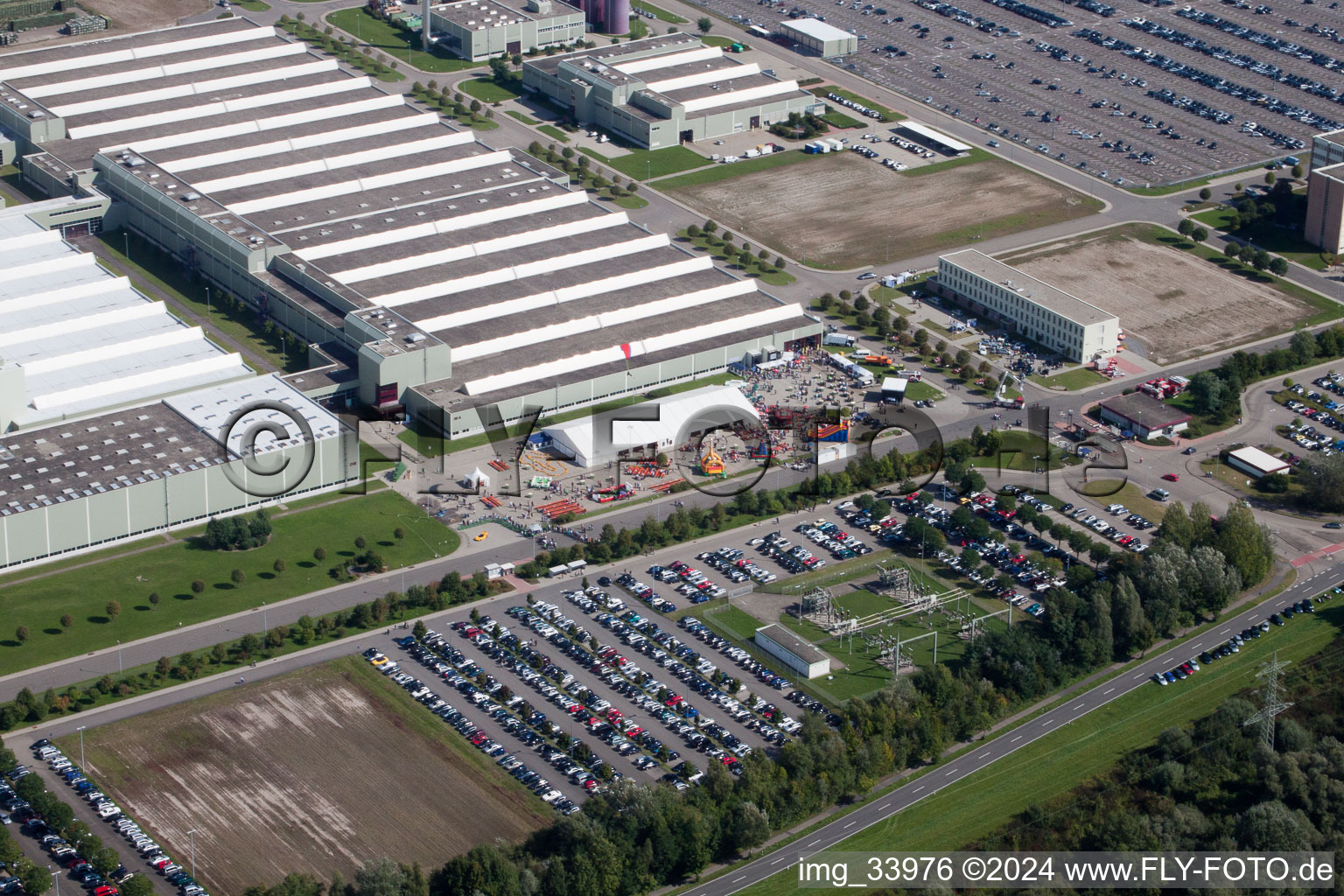 Daimler GLC sur l'île Verte à Germersheim dans le département Rhénanie-Palatinat, Allemagne d'en haut