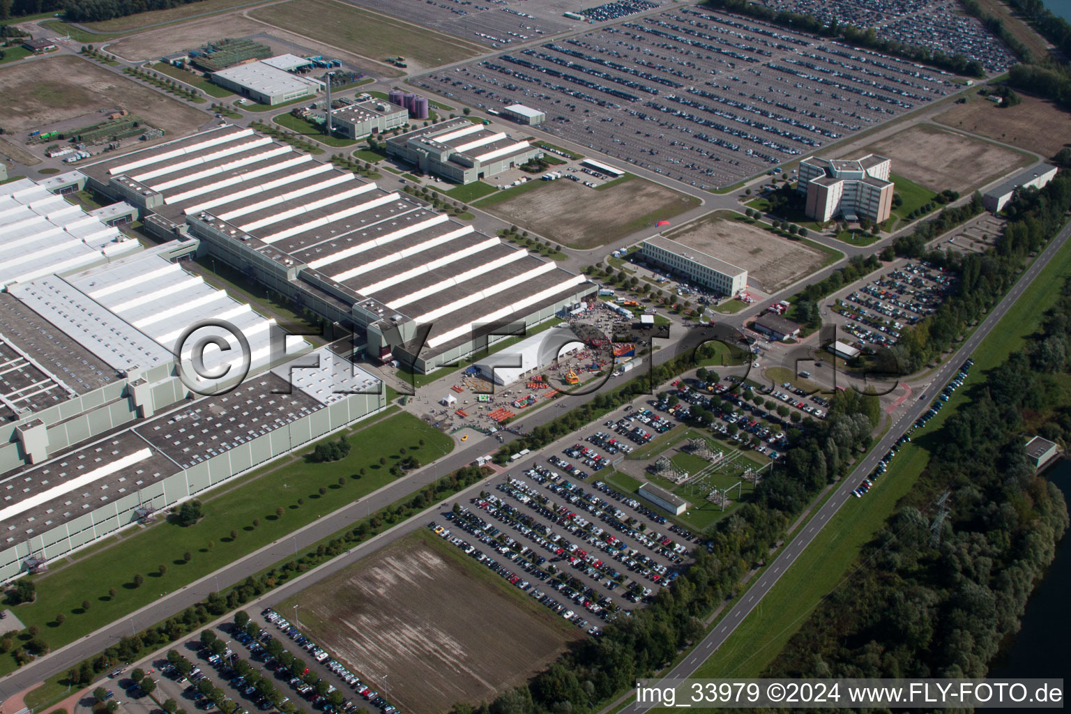 Complexe immobilier et terrain du centre logistique mondial Daimler AG sur l'île de Grün à Germersheim dans le département Rhénanie-Palatinat, Allemagne d'en haut