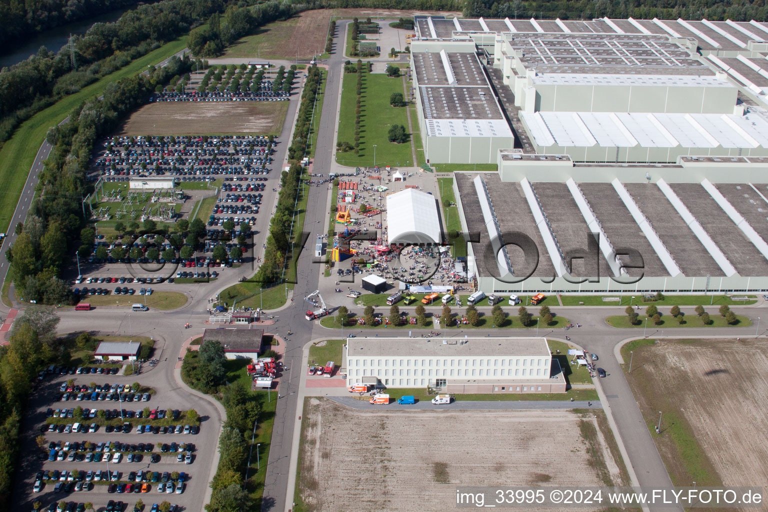 Image drone de Daimler GLC sur l'île Verte à Germersheim dans le département Rhénanie-Palatinat, Allemagne