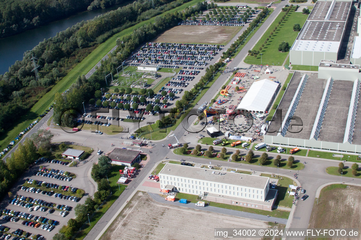 Daimler GLC sur l'île Verte à Germersheim dans le département Rhénanie-Palatinat, Allemagne du point de vue du drone