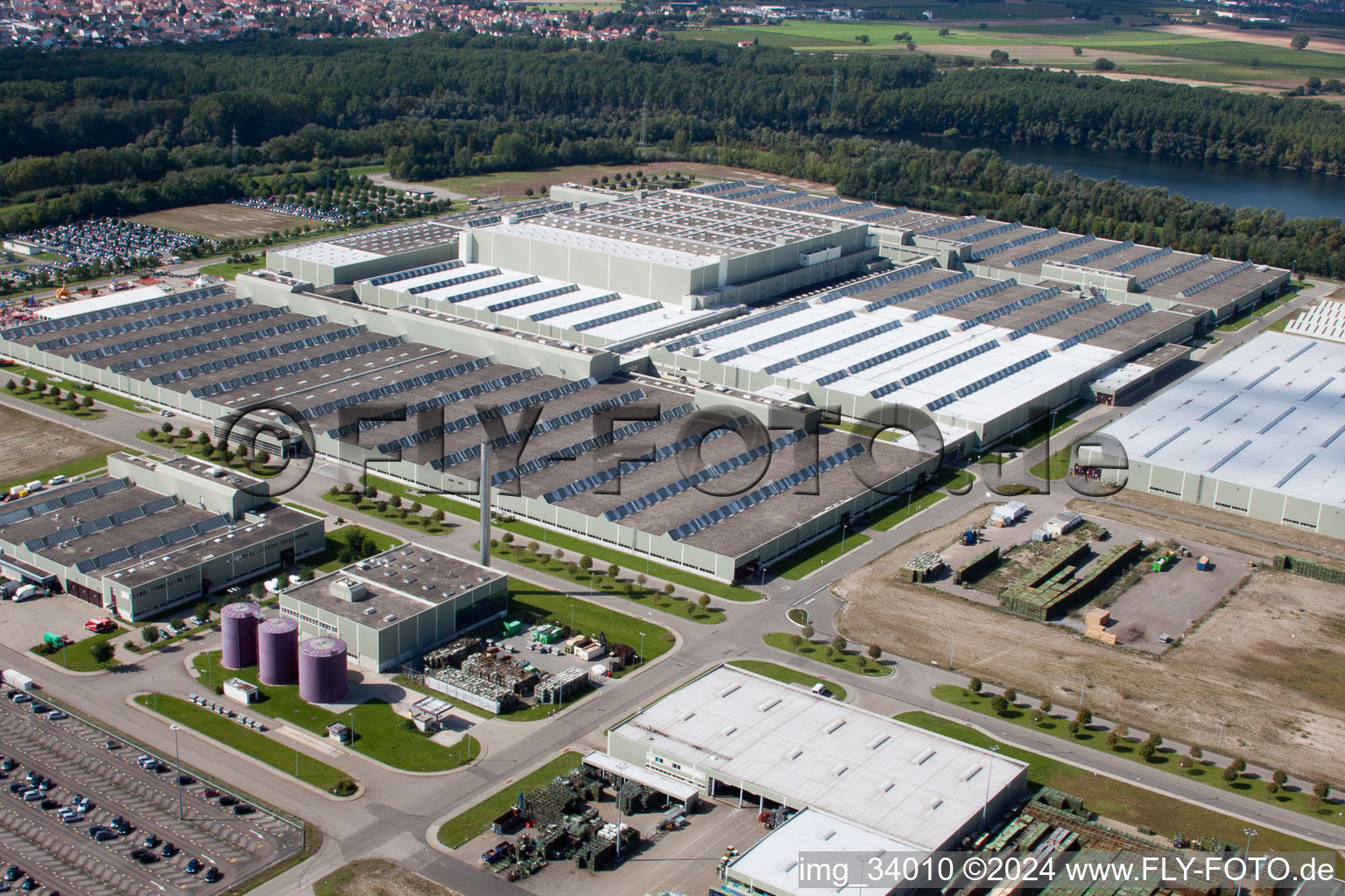 Vue aérienne de Daimler GLC sur l'île Verte à Germersheim dans le département Rhénanie-Palatinat, Allemagne