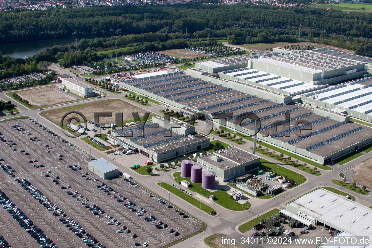 Photographie aérienne de Daimler GLC sur l'île Verte à Germersheim dans le département Rhénanie-Palatinat, Allemagne