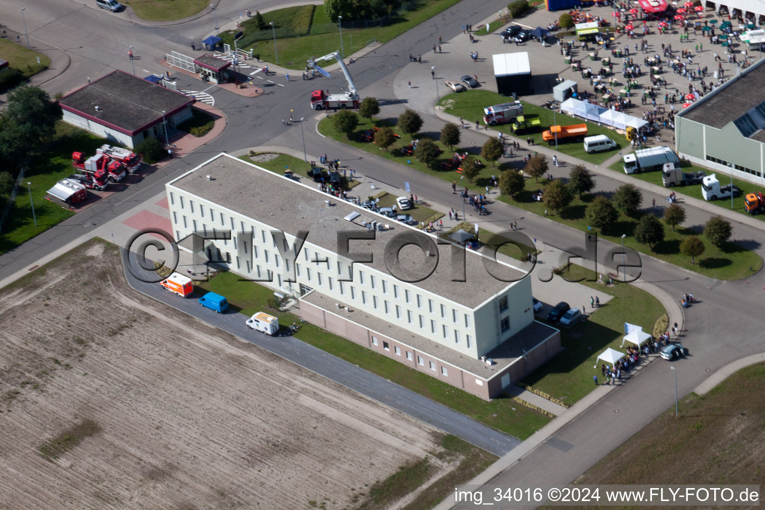 Daimler GLC sur l'île Verte à Germersheim dans le département Rhénanie-Palatinat, Allemagne d'en haut