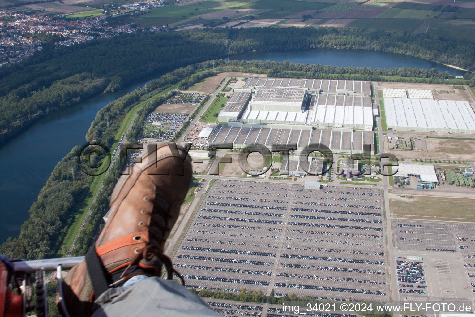 Daimler GLC sur l'île Verte à Germersheim dans le département Rhénanie-Palatinat, Allemagne hors des airs