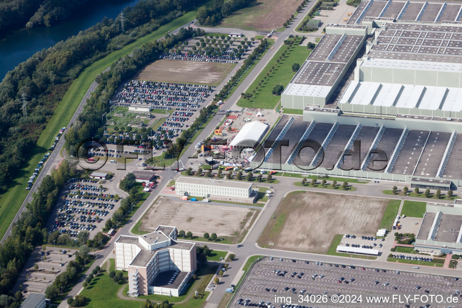 Daimler GLC sur l'île Verte à Germersheim dans le département Rhénanie-Palatinat, Allemagne vue d'en haut