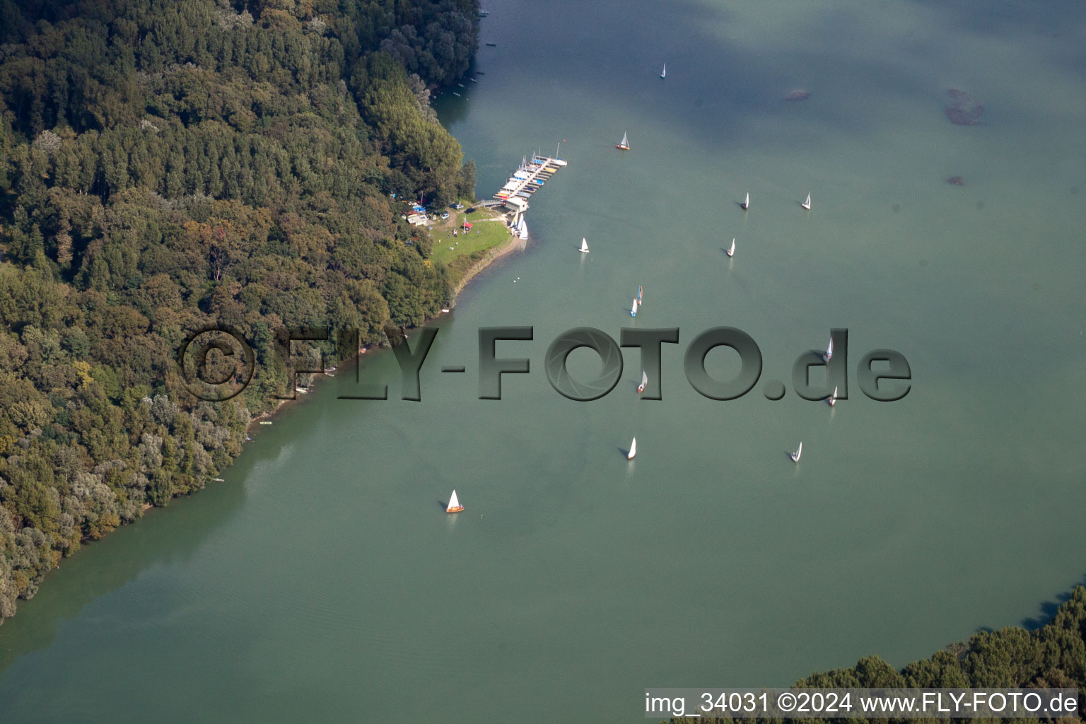 Vue aérienne de Lingenfeld Vieux Rhin, club nautique à Germersheim dans le département Rhénanie-Palatinat, Allemagne