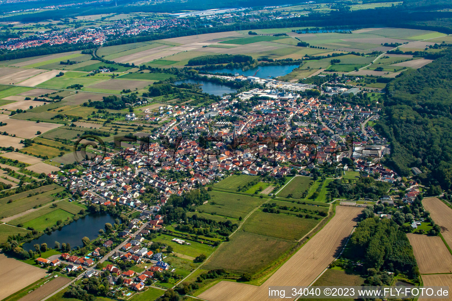 Vue aérienne de De l'ouest à le quartier Rheinsheim in Philippsburg dans le département Bade-Wurtemberg, Allemagne