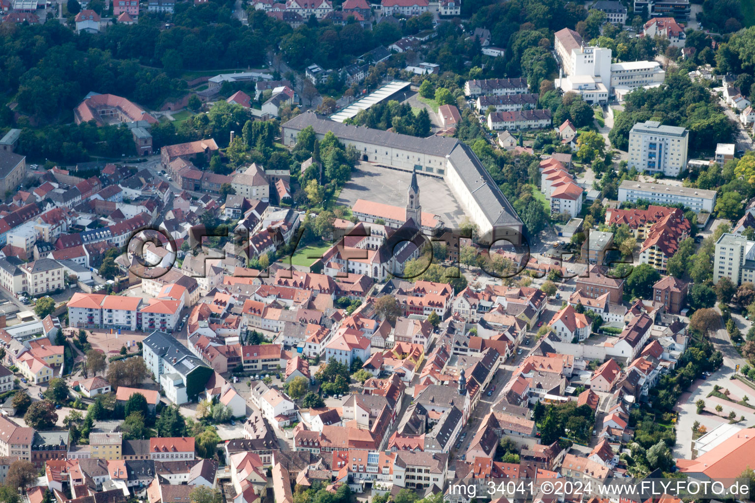 Vue d'oiseau de Germersheim dans le département Rhénanie-Palatinat, Allemagne