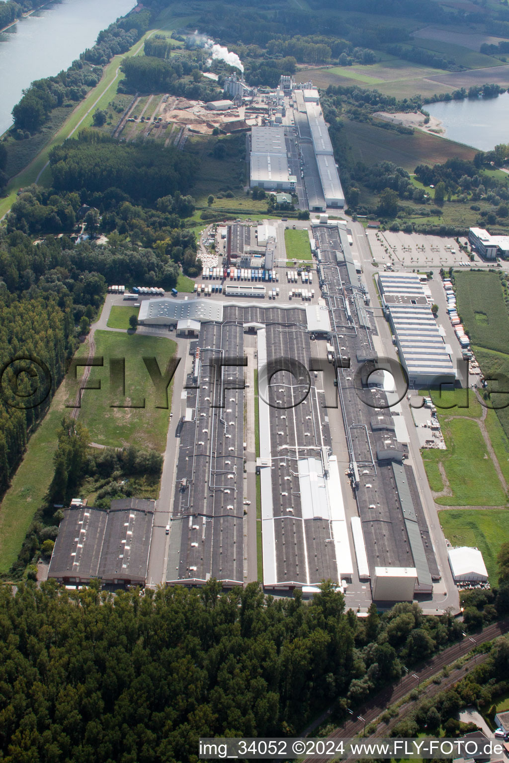 Complexe immobilier et terrain du centre logistique mondial Daimler AG sur l'île de Grün à Germersheim dans le département Rhénanie-Palatinat, Allemagne depuis l'avion