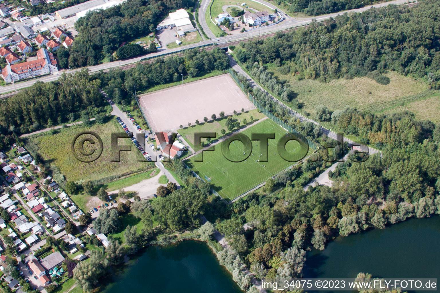 Vue aérienne de Terrains de sport à le quartier Sondernheim in Germersheim dans le département Rhénanie-Palatinat, Allemagne
