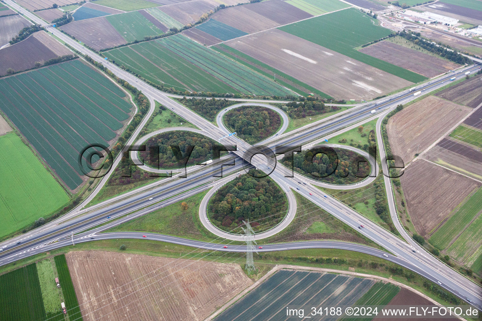 Vue aérienne de Circulation et voirie au carrefour autoroutier des BAB A65 et A61 à Mutterstadt dans le département Rhénanie-Palatinat, Allemagne