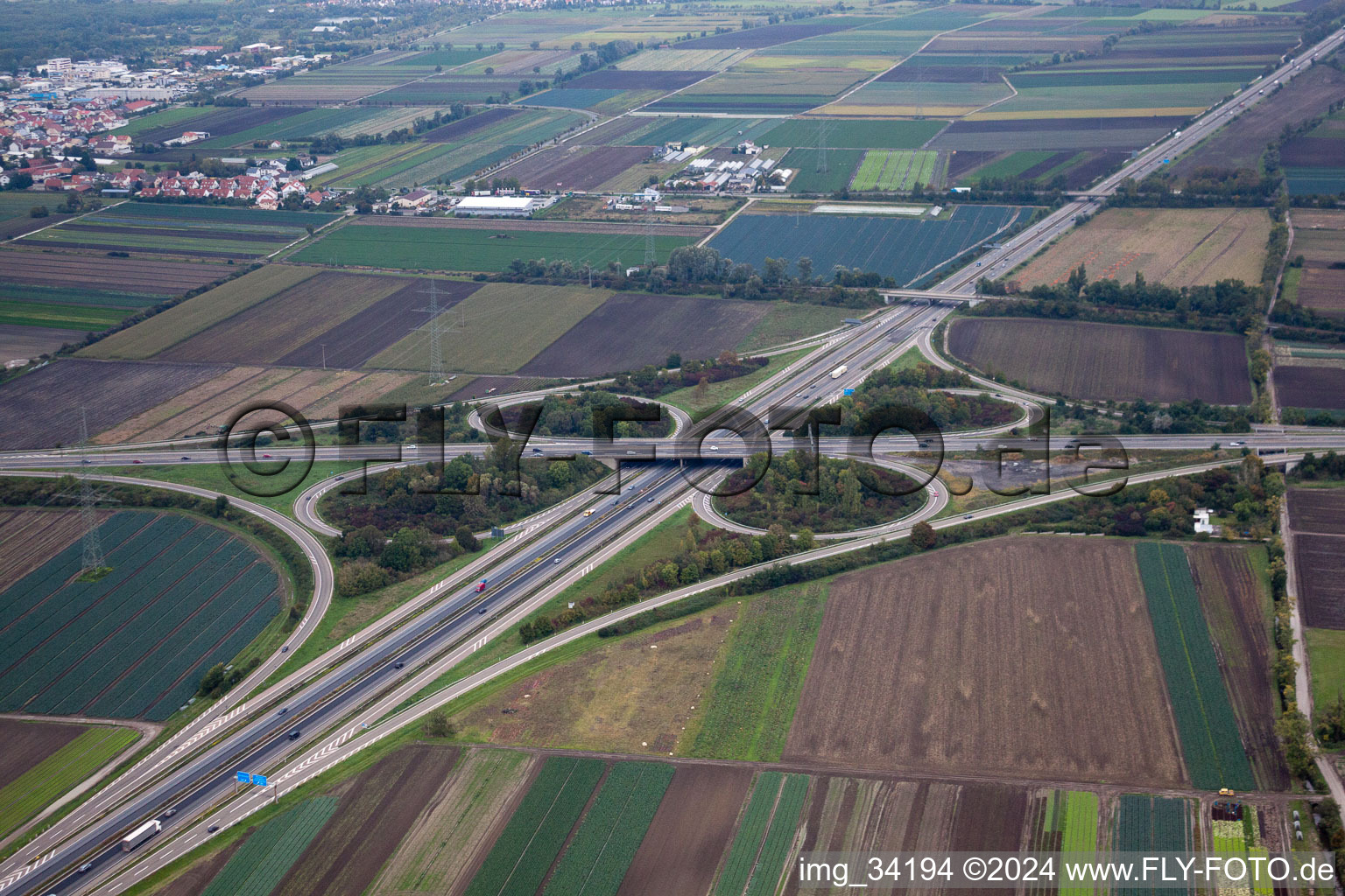 Vue aérienne de Croix de Ludwigshafen à le quartier Ruchheim in Ludwigshafen am Rhein dans le département Rhénanie-Palatinat, Allemagne