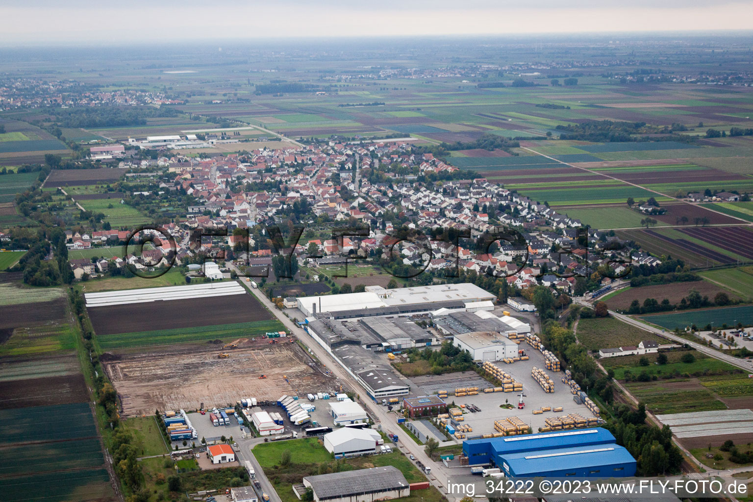 Maxdorf dans le département Rhénanie-Palatinat, Allemagne du point de vue du drone