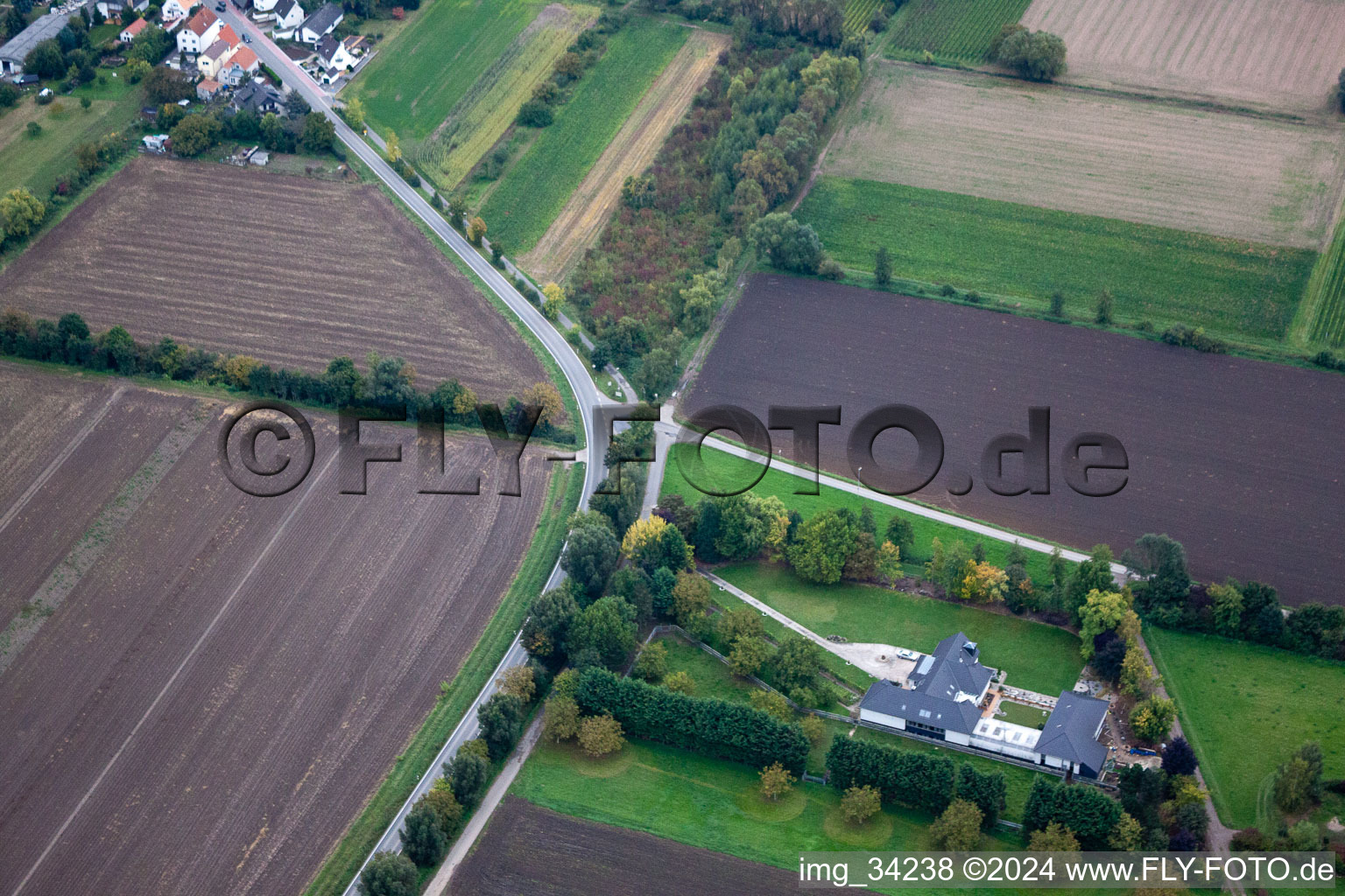 Gönnheim dans le département Rhénanie-Palatinat, Allemagne vu d'un drone