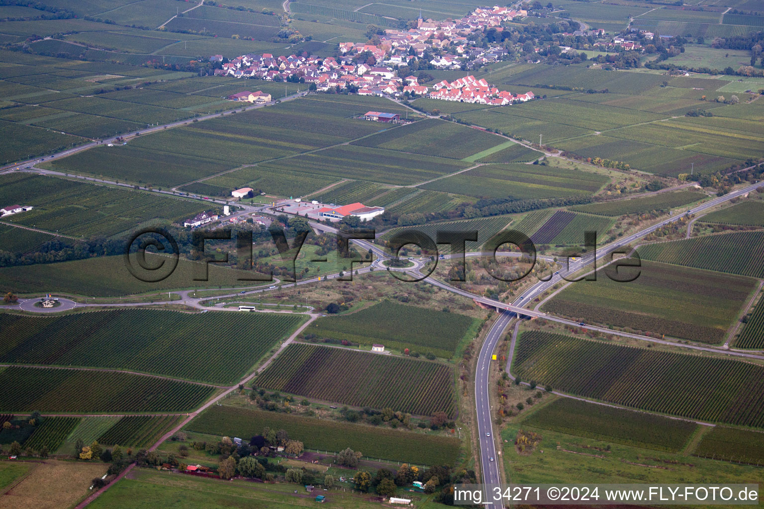 Deidesheim dans le département Rhénanie-Palatinat, Allemagne vue du ciel