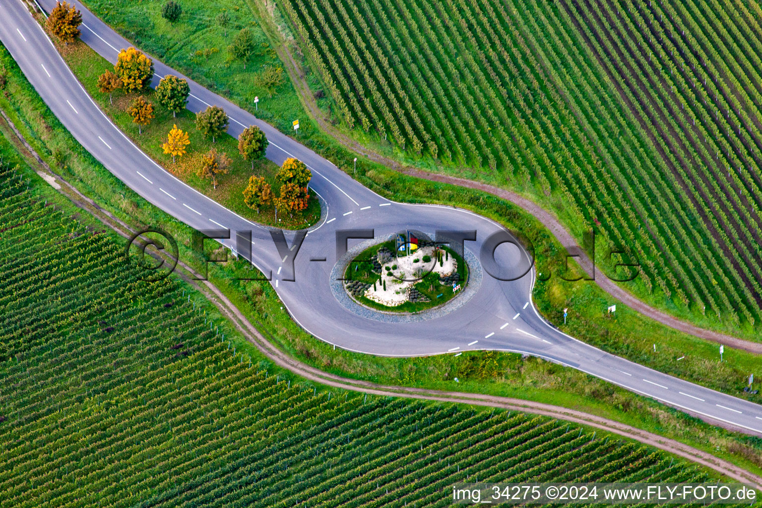 Vue aérienne de Rond-point de la Niederkircher Straße à Deidesheim dans le département Rhénanie-Palatinat, Allemagne