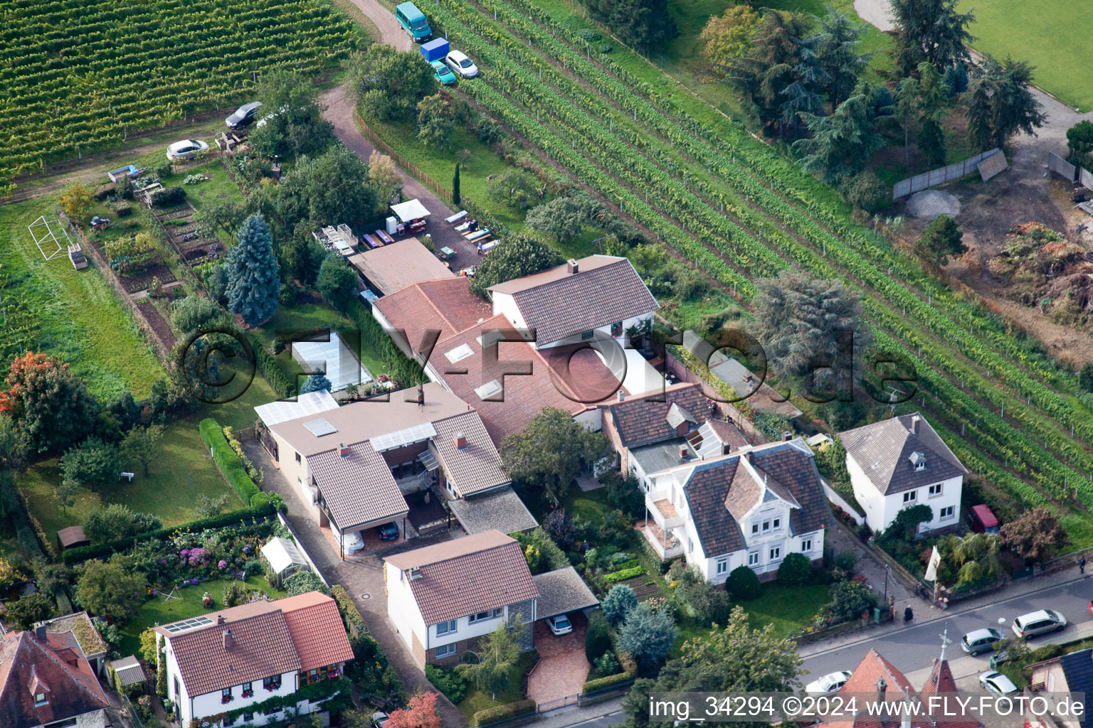 Vue aérienne de Les journées de la pomme de Zimmermann à Wachenheim an der Weinstraße dans le département Rhénanie-Palatinat, Allemagne