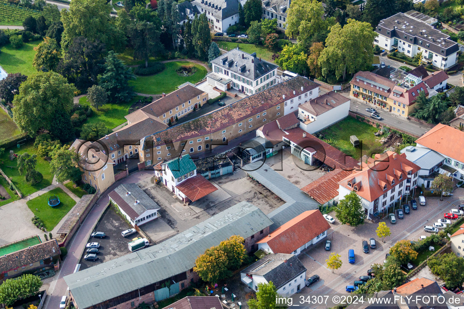 Vue aérienne de Bâtiments et parcs du domaine viticole Dr. Loup de Bürklin à le quartier Wachenheim in Wachenheim an der Weinstraße dans le département Rhénanie-Palatinat, Allemagne