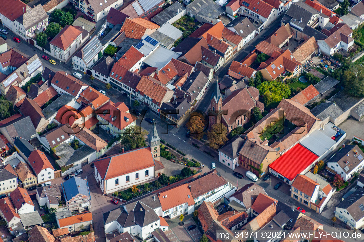 Vue aérienne de Deux bâtiments religieux à Weisenheim am Berg à Weisenheim am Sand dans le département Rhénanie-Palatinat, Allemagne