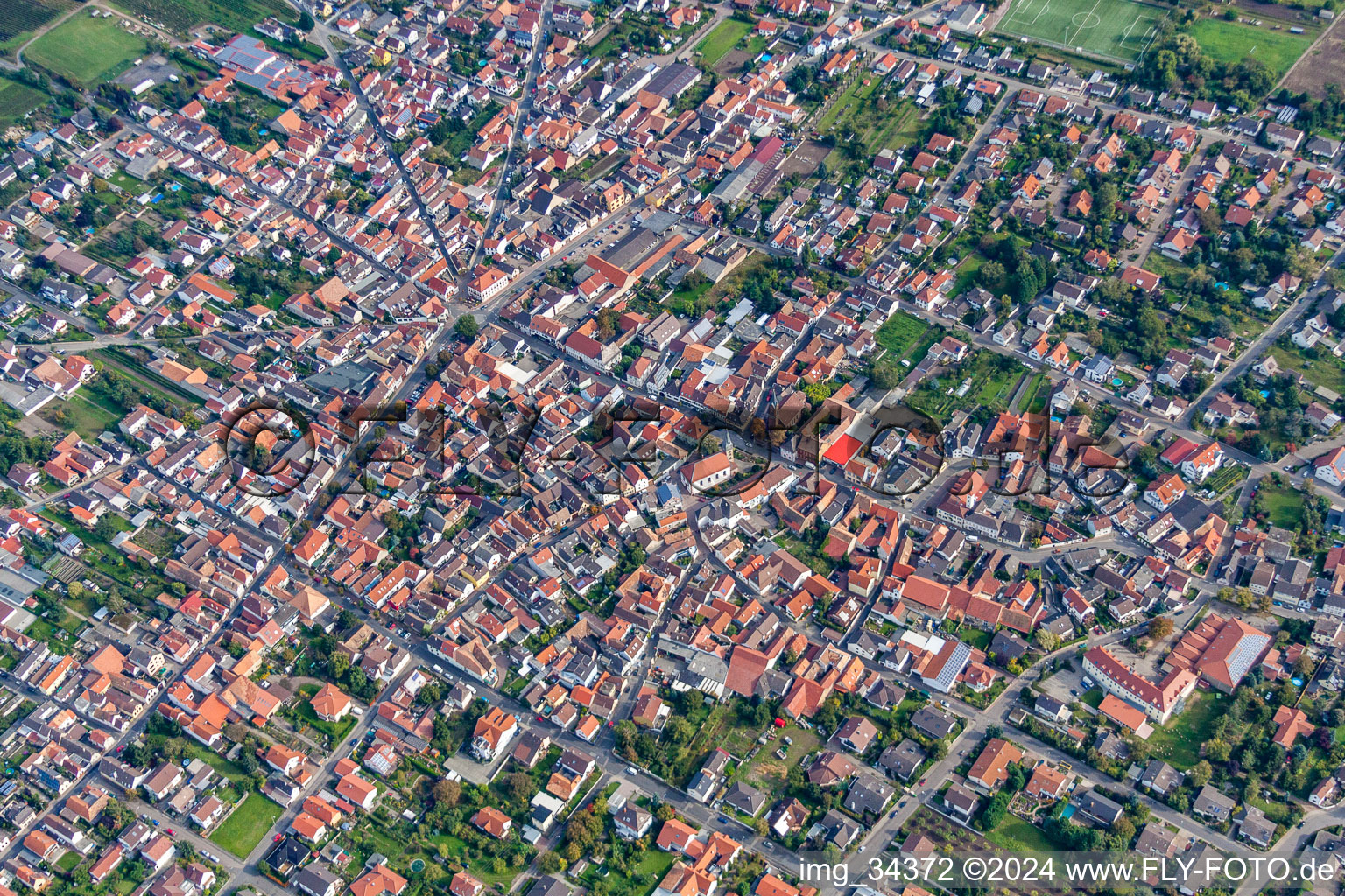 Vue aérienne de Vue des rues et des maisons des quartiers résidentiels à Weisenheim am Sand dans le département Rhénanie-Palatinat, Allemagne