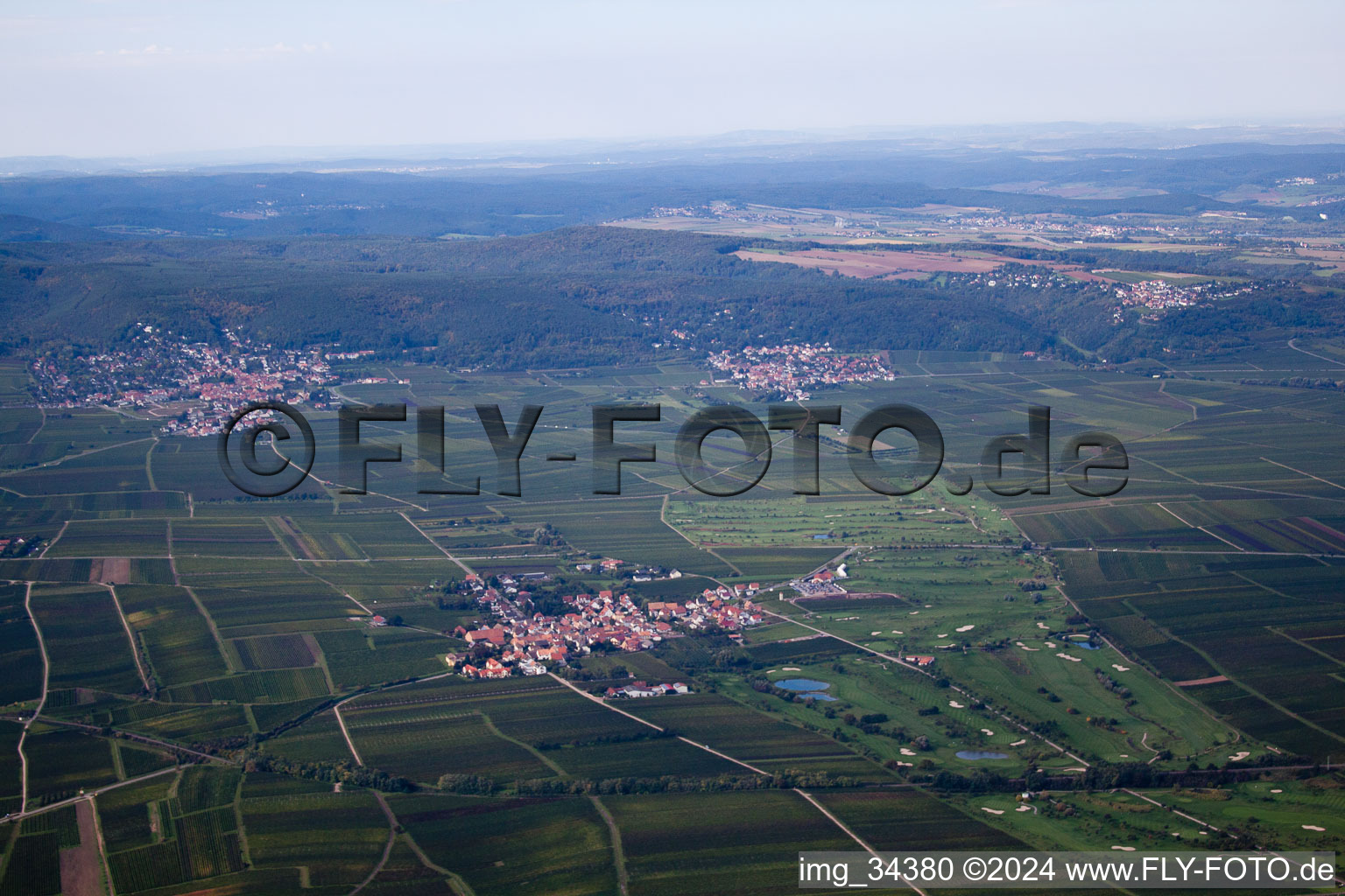 Vue aérienne de Club de golf de la Route des vins allemande à Dackenheim dans le département Rhénanie-Palatinat, Allemagne