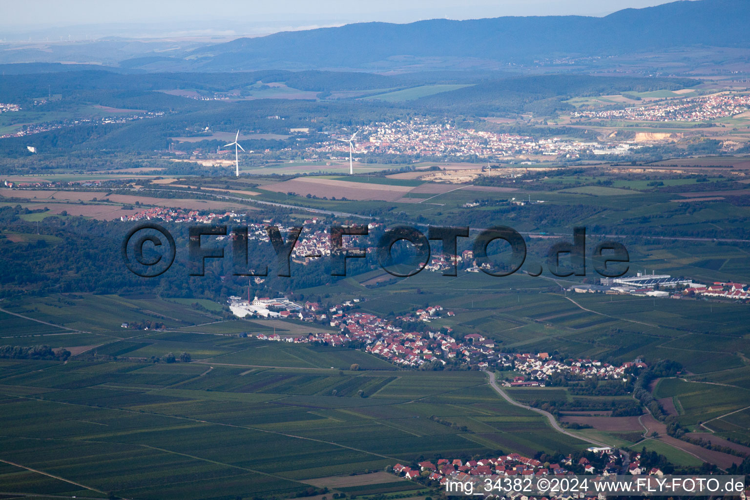 Vue aérienne de De l'est à le quartier Jerusalemsberg in Kirchheim an der Weinstraße dans le département Rhénanie-Palatinat, Allemagne