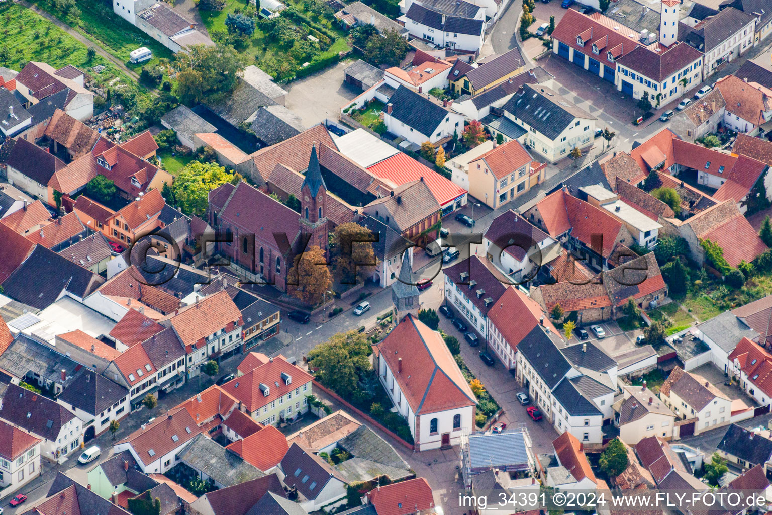 Vue aérienne de Deux bâtiments religieux à Weisenheim am Berg à Weisenheim am Sand dans le département Rhénanie-Palatinat, Allemagne