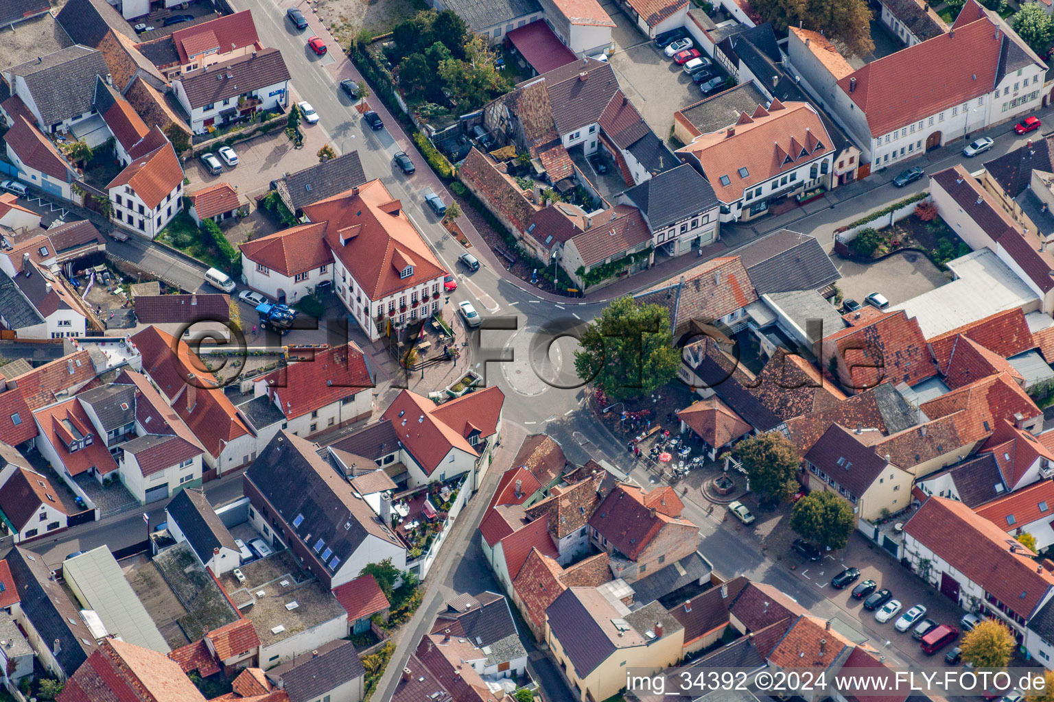 Vue aérienne de Orientation de la circulation du rond-point et du tracé routier du Dr. Rue du monde à Weisenheim am Sand dans le département Rhénanie-Palatinat, Allemagne