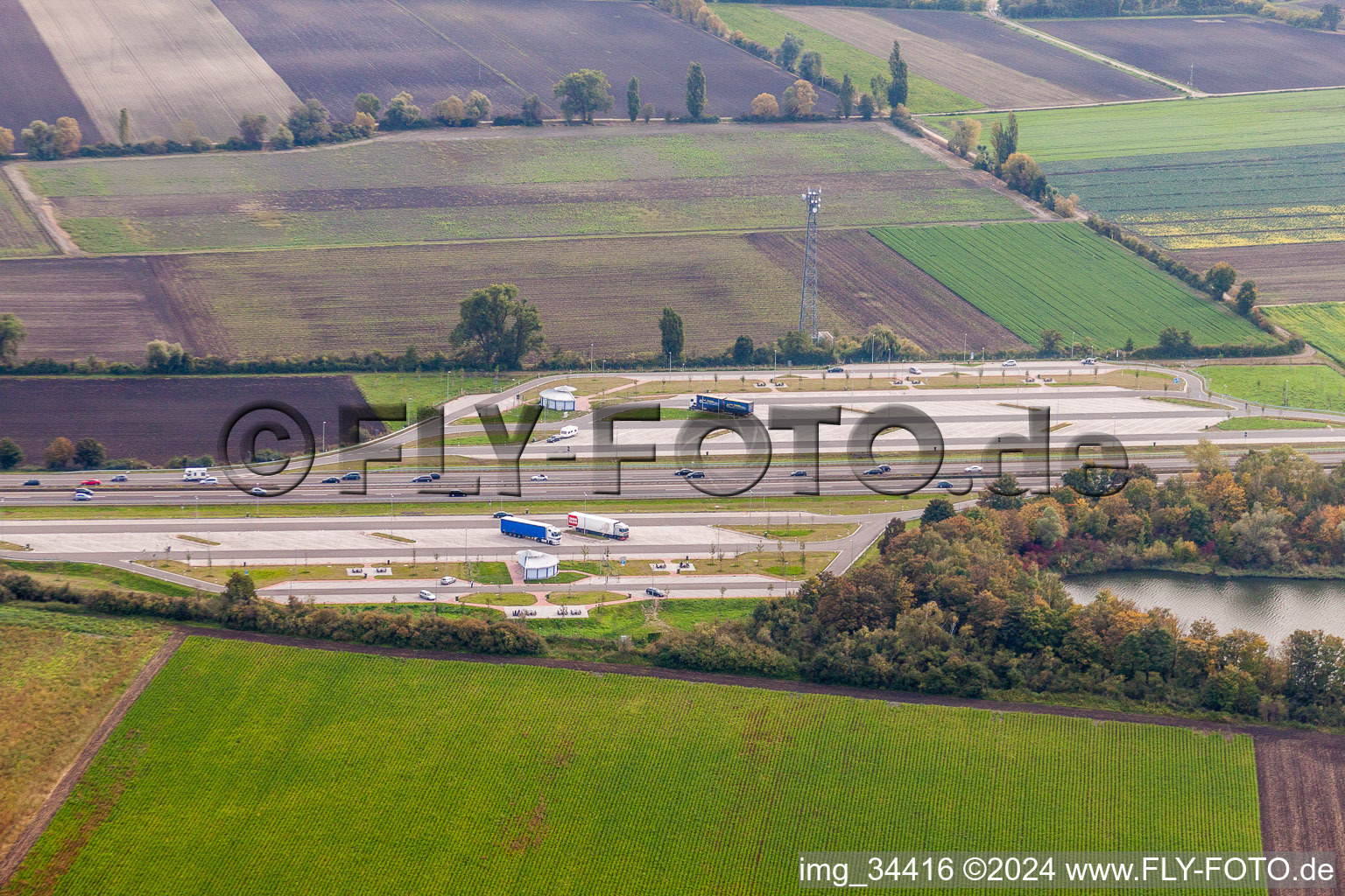 Vue aérienne de Aire d'autoroute et aire de repos Auf den Hahnen sur le BAB A61 à Frankenthal (Palatinat) à Lambsheim dans le département Rhénanie-Palatinat, Allemagne