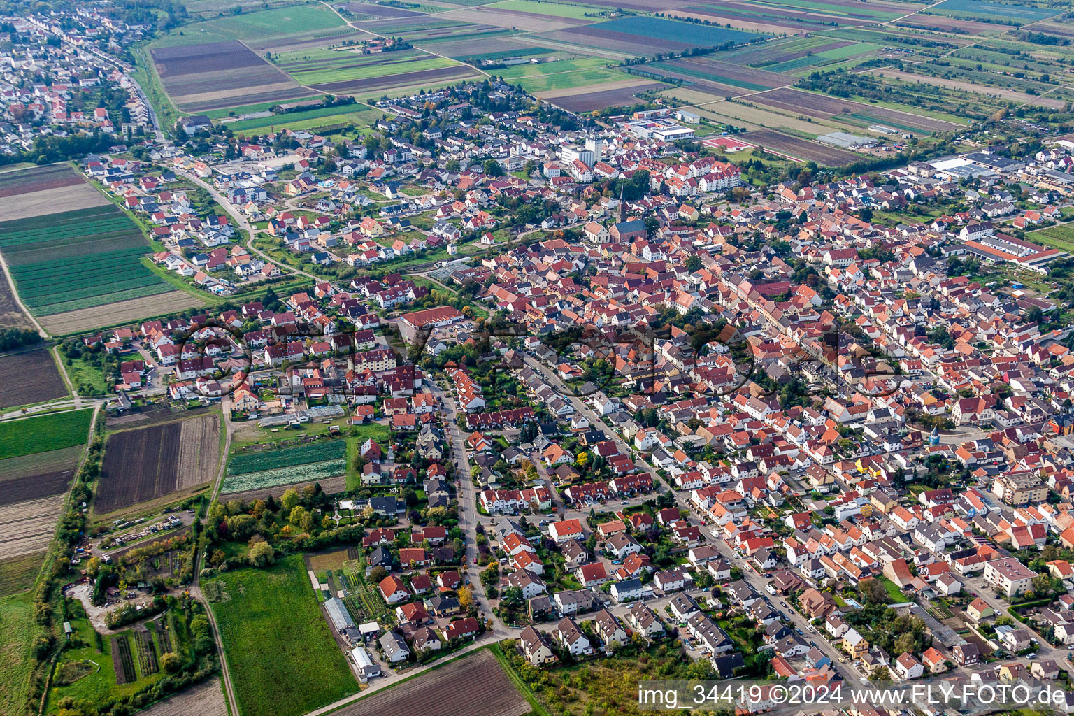 Vue oblique de Vue des rues et des maisons des quartiers résidentiels à Lambsheim dans le département Rhénanie-Palatinat, Allemagne