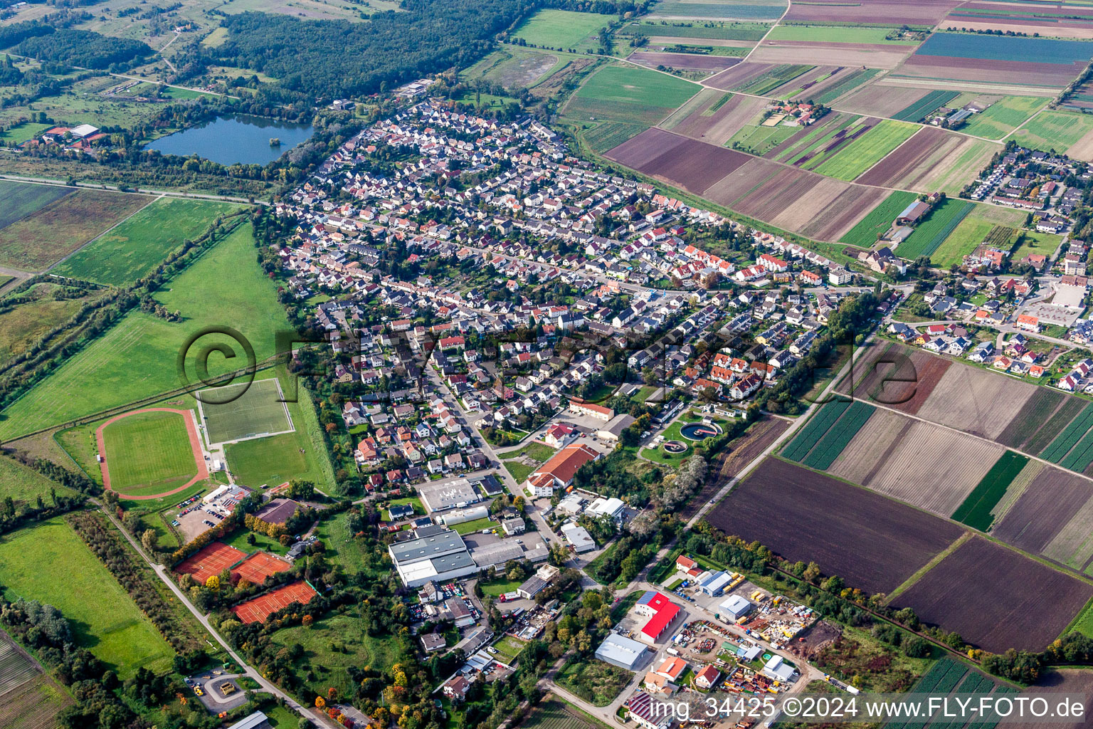 Vue aérienne de Zone d'habitation avec lac et terrains de sport à Lambsheim dans le département Rhénanie-Palatinat, Allemagne