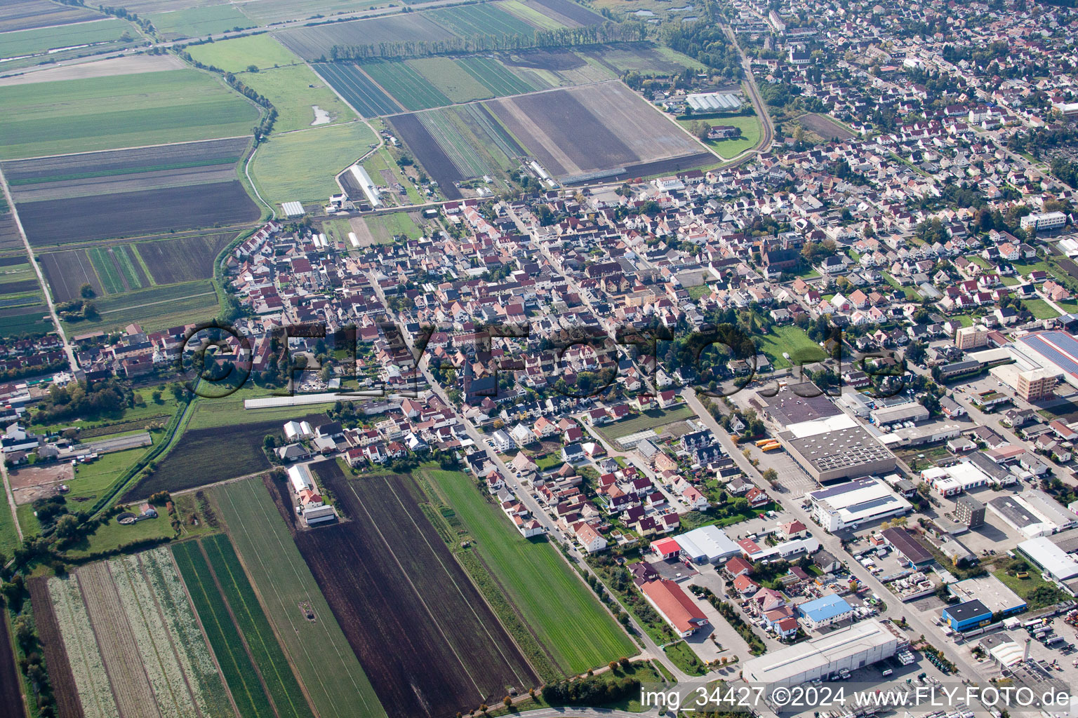 Maxdorf dans le département Rhénanie-Palatinat, Allemagne vu d'un drone