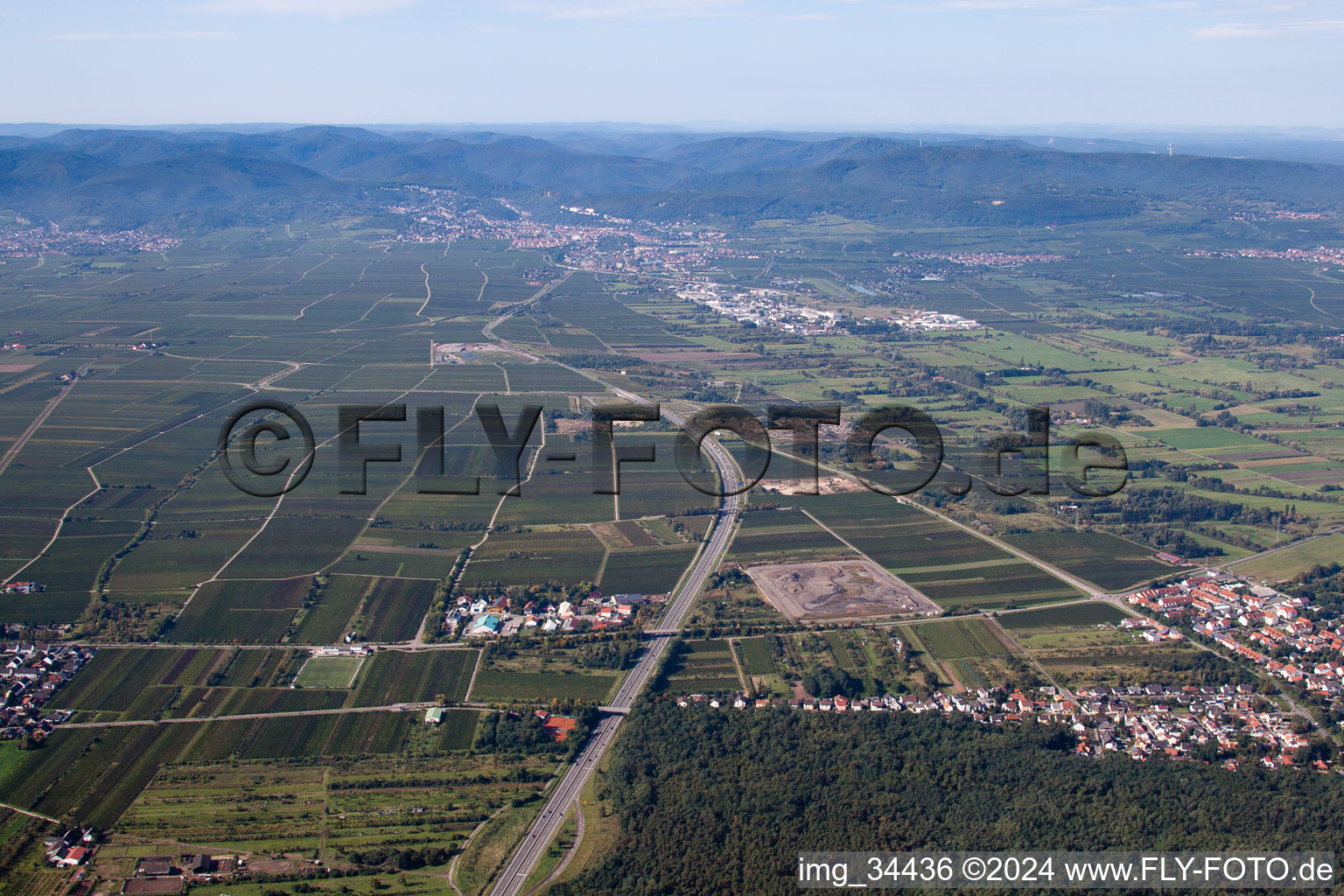 Maxdorf dans le département Rhénanie-Palatinat, Allemagne depuis l'avion