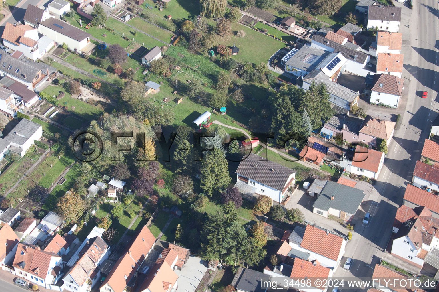 Vue oblique de Saarstrasse Villa Kunterbunt à Kandel dans le département Rhénanie-Palatinat, Allemagne