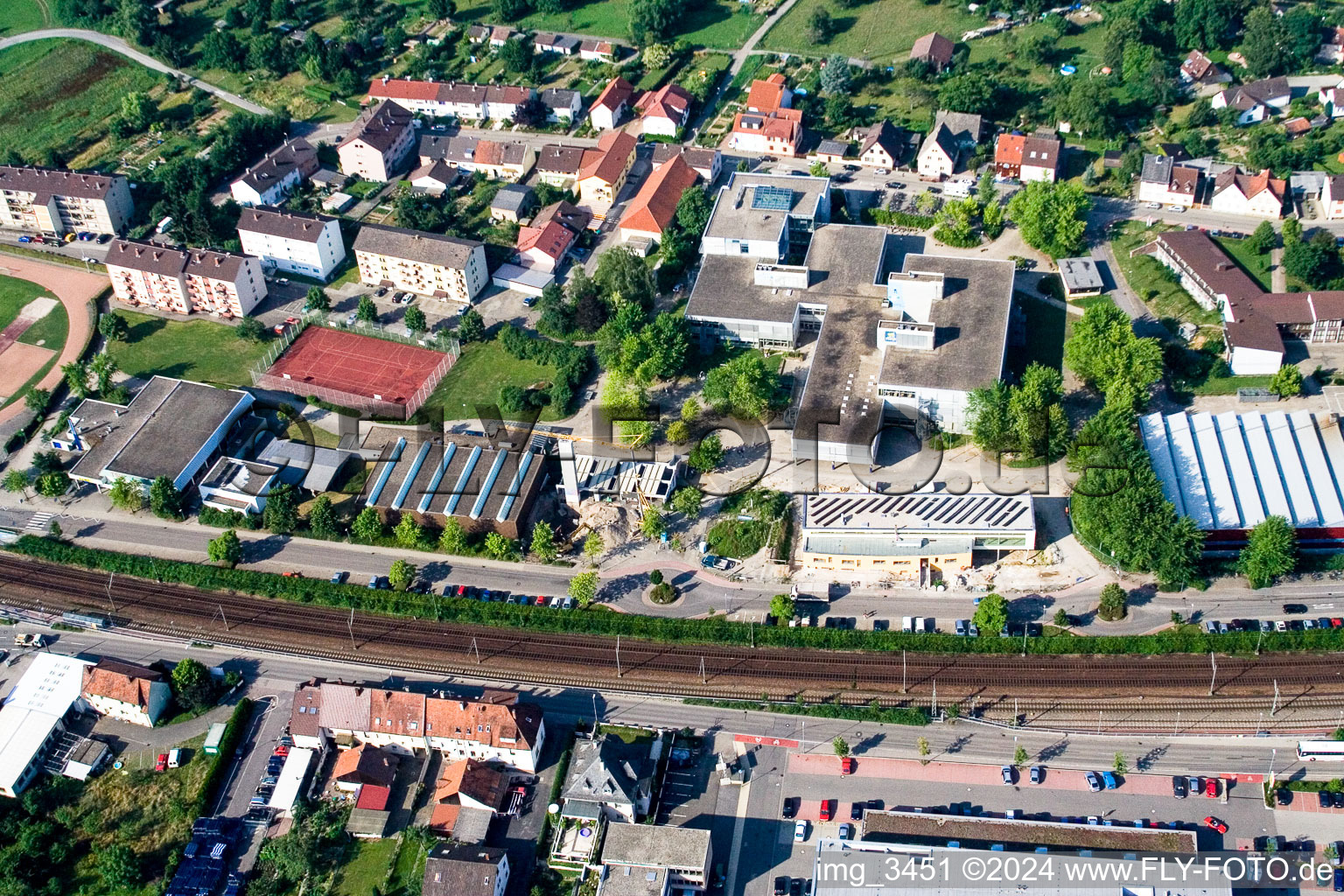 Ludwig-Marum-Gymnasium Pfinztal à le quartier Berghausen in Pfinztal dans le département Bade-Wurtemberg, Allemagne du point de vue du drone