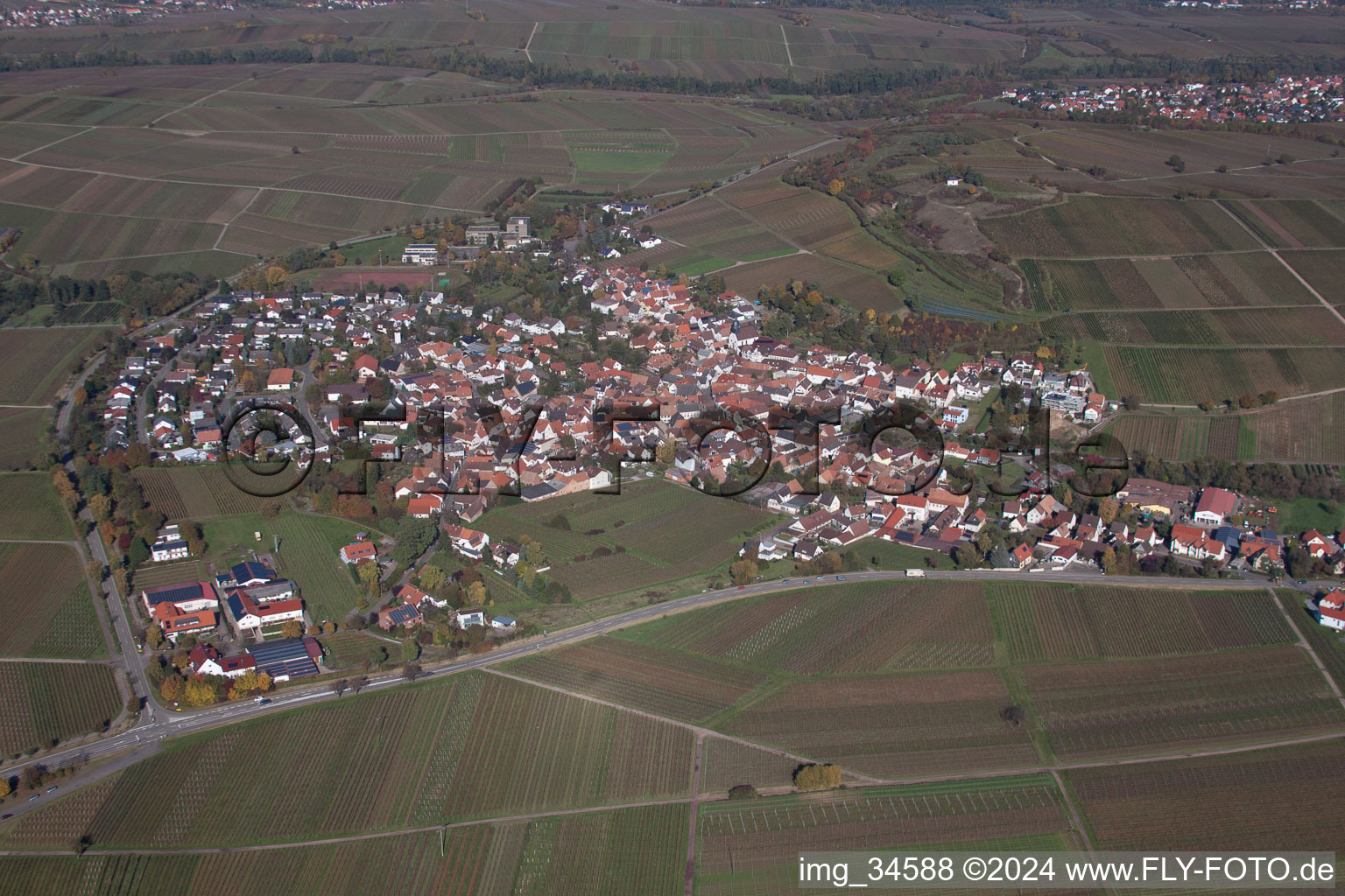 Vue aérienne de Champs agricoles et surfaces utilisables à le quartier Ilbesheim in Ilbesheim bei Landau in der Pfalz dans le département Rhénanie-Palatinat, Allemagne