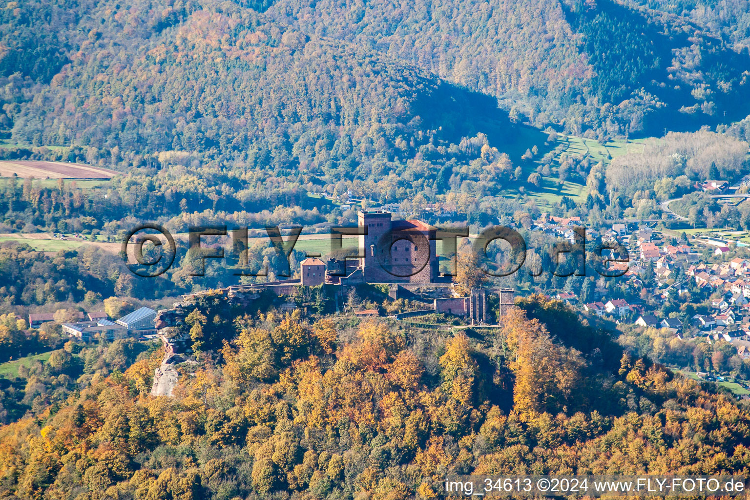 Château de Trifels à Annweiler am Trifels dans le département Rhénanie-Palatinat, Allemagne du point de vue du drone