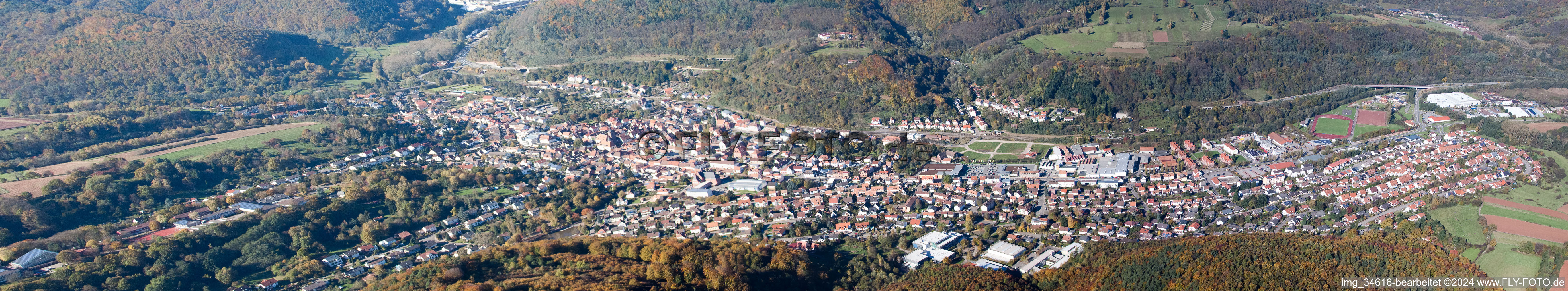 Vue aérienne de Panorama de la région et des environs à Annweiler am Trifels dans le département Rhénanie-Palatinat, Allemagne