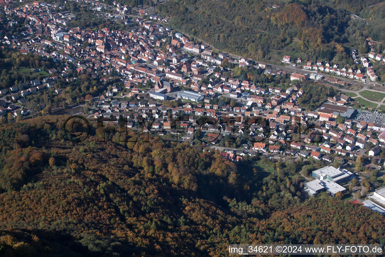 Vue oblique de Annweiler am Trifels dans le département Rhénanie-Palatinat, Allemagne