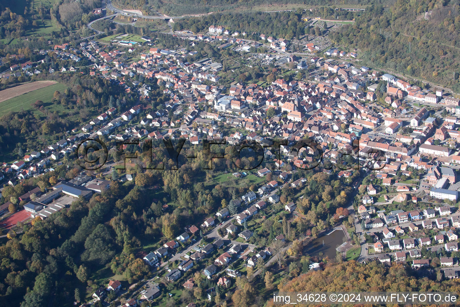 Vue d'oiseau de Annweiler am Trifels dans le département Rhénanie-Palatinat, Allemagne