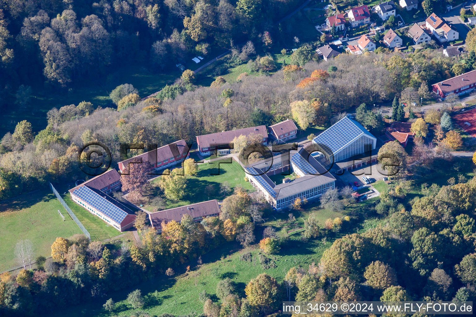 Vue aérienne de Lycée privé Trifels à Annweiler am Trifels dans le département Rhénanie-Palatinat, Allemagne