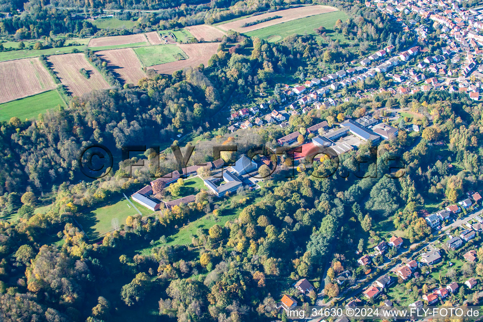 Vue aérienne de Lycée privé Trifels à Annweiler am Trifels dans le département Rhénanie-Palatinat, Allemagne