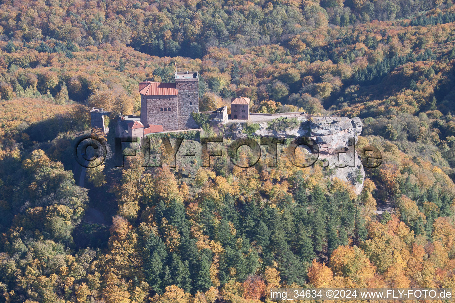 Château de Trifels à Annweiler am Trifels dans le département Rhénanie-Palatinat, Allemagne d'un drone