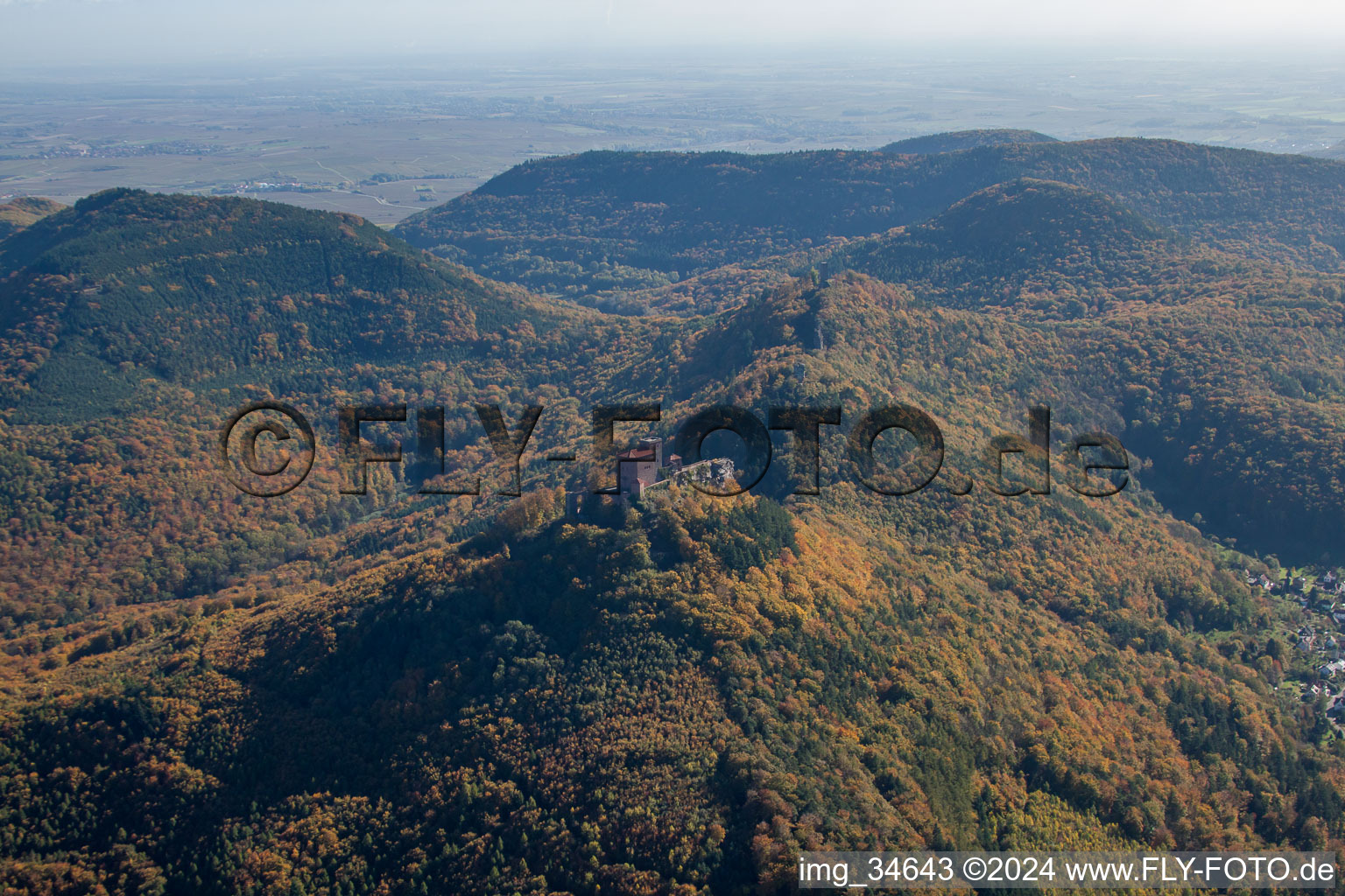 Château de Trifels à Annweiler am Trifels dans le département Rhénanie-Palatinat, Allemagne vu d'un drone