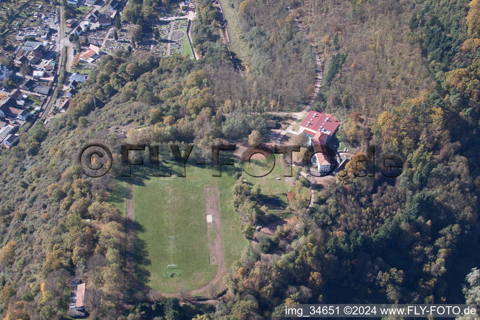 Vue aérienne de Maison des jeunes de gymnastique du Palatinat à Annweiler am Trifels dans le département Rhénanie-Palatinat, Allemagne